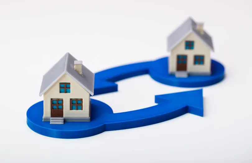 Two small house figures with blue arrows pointing to each
