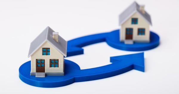 Two small house figures with blue arrows pointing to each